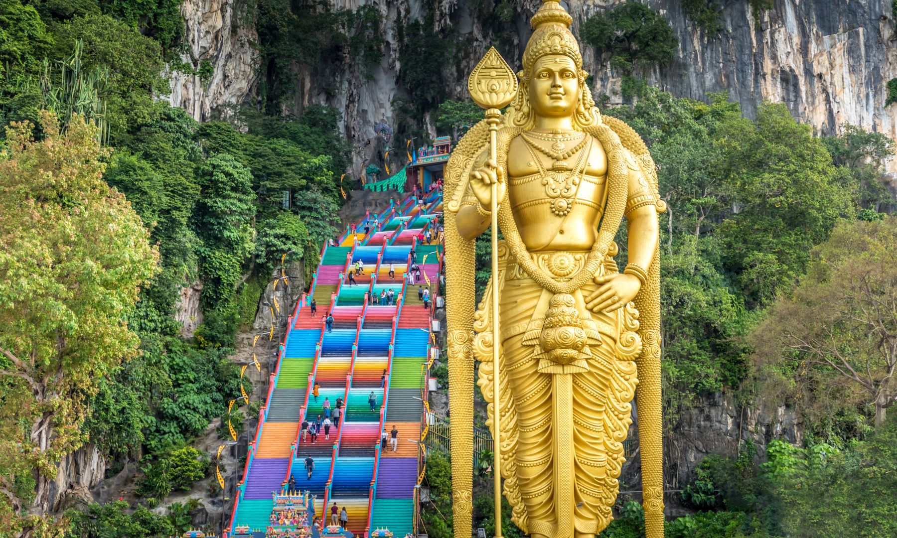 マレーシアのヒンドゥー教徒の聖地・バトゥー洞窟へご案内